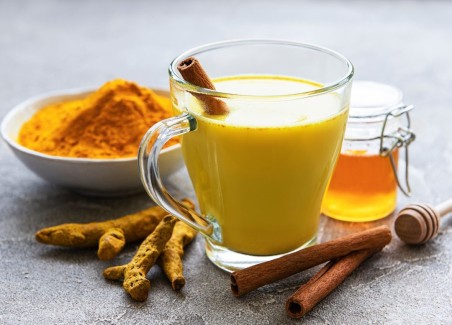 Preparato in polvere per bevanda al gusto golden milk con curcuma e cannella da 12 grammi Yoooki