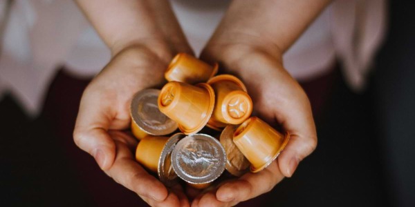 Dove si buttano le cialde del caffè e le capsule per bevande calde?