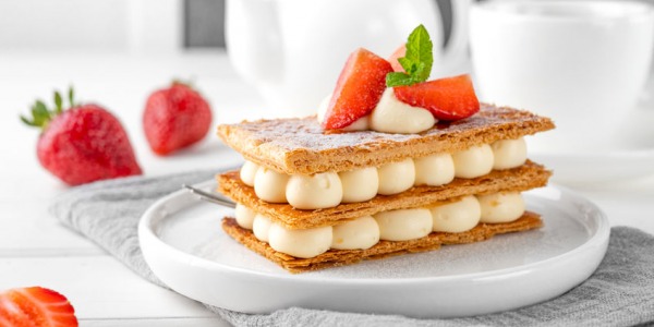 Torta con pasta sfoglia e crema pasticcera: la ricetta che conquista ogni palato