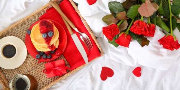 Colazione a letto romantica per San Valentino: idee dolci e calde