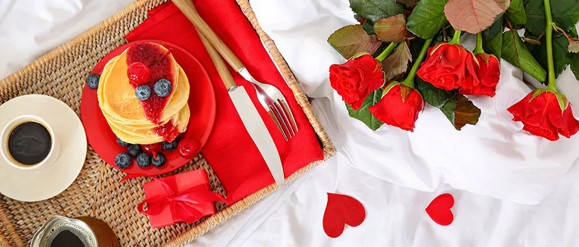Colazione a letto romantica per San Valentino: idee dolci e calde